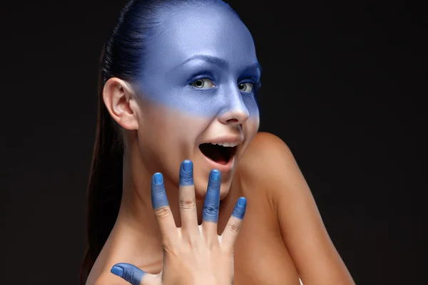 Portrait of a woman who is posing covered with blue paint — Stock Photo, Image