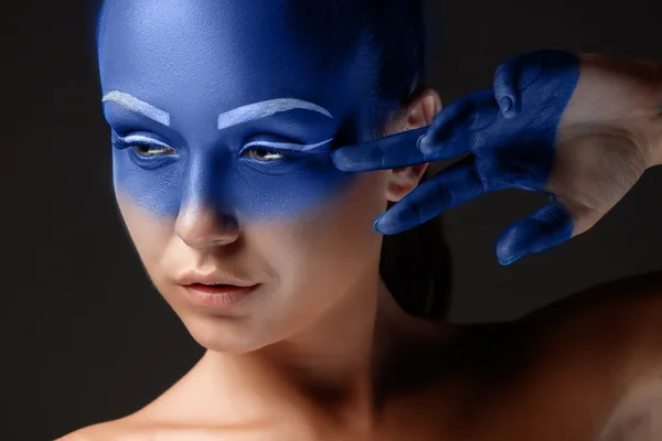 Portrait of a woman who is posing covered with blue paint — Stock Photo, Image