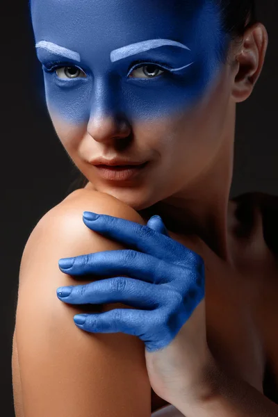 假扮女子肖像布满了蓝色的油漆 — 图库照片