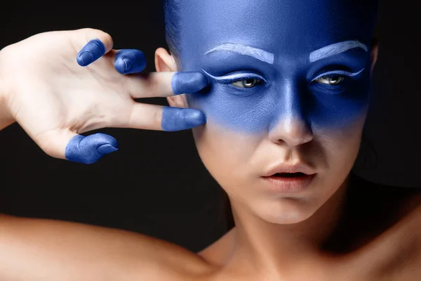 Portrait of a woman who is posing covered with blue paint — Stock Photo, Image