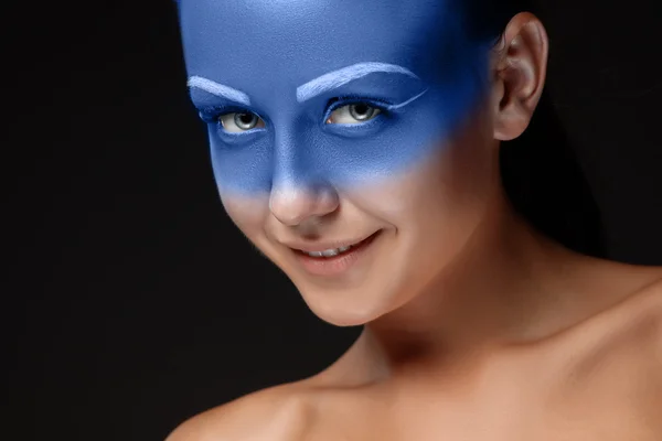 Retrato de uma mulher que está posando coberta de tinta azul — Fotografia de Stock