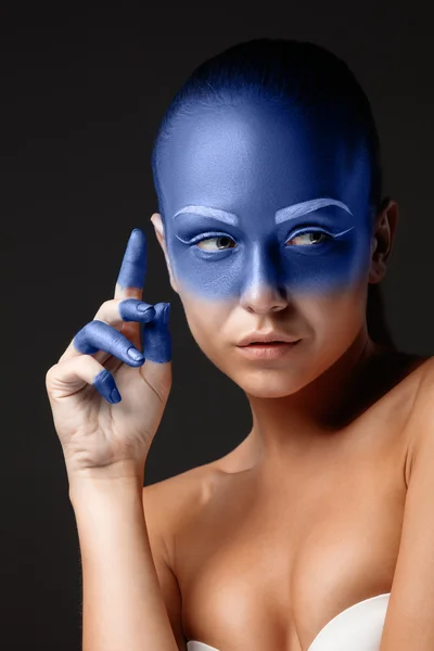 Portret van een vrouw die is poseren bedekt met blauwe verf Rechtenvrije Stockfoto's