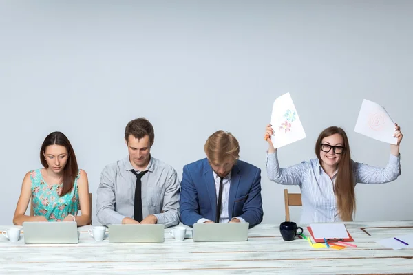 Business team che lavorano insieme al loro progetto aziendale in ufficio — Foto Stock