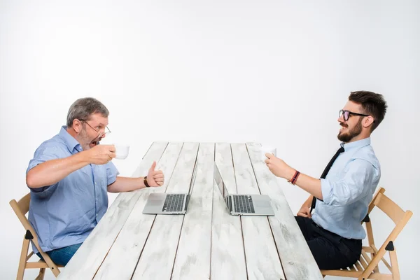 The two colleagues working on project together — Stock Photo, Image