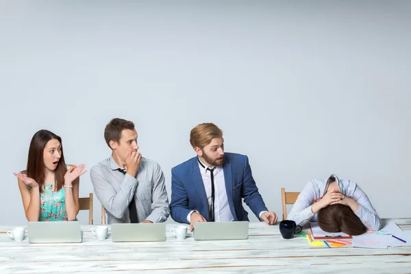 Business team che lavorano insieme al loro progetto aziendale in ufficio — Foto Stock