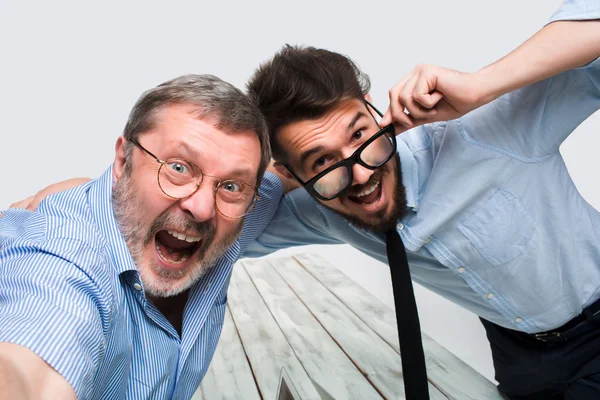 Two colleagues  taking the picture to them self sitting in  office — Stockfoto