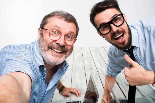 Zwei Kollegen, die das Foto von sich selbst im Büro machen — Stockfoto