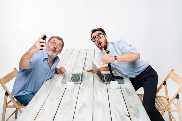 दोन सहकारी त्यांना कार्यालयात बसून चित्र घेऊन — स्टॉक फोटो, इमेज