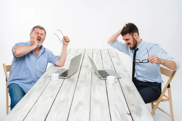 Los dos colegas que trabajan juntos en la oficina sobre fondo blanco — Foto de Stock