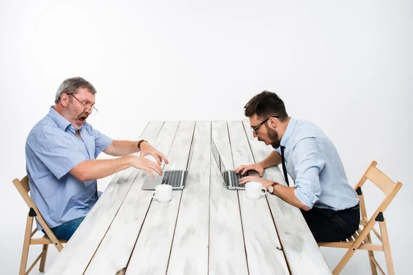 Ofiste birlikte çalışan iki arkadaşları arka plan beyaz — Stok fotoğraf