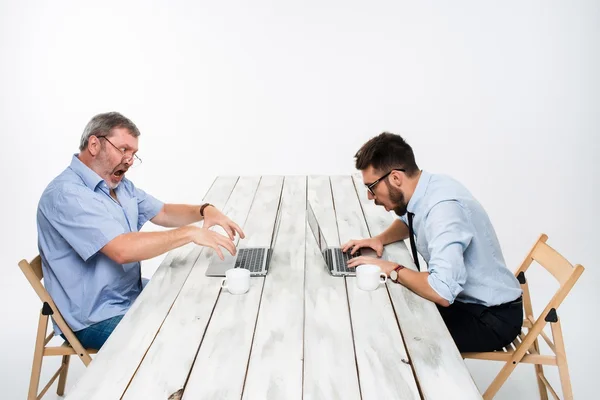 I due colleghi che lavorano insieme in ufficio su sfondo bianco — Foto Stock