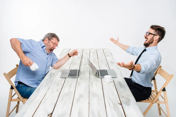 De twee collega's samen te werken op kantoor op witte achtergrond — Stockfoto