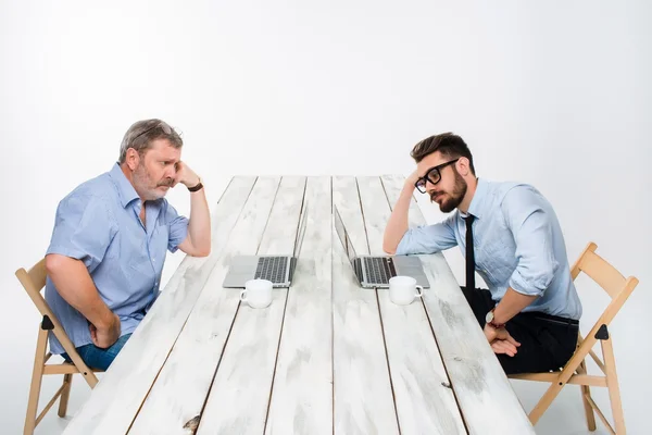 Os dois colegas que trabalham em conjunto no escritório sobre fundo branco — Fotografia de Stock