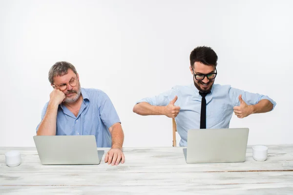 Los dos colegas que trabajan juntos en la oficina sobre fondo blanco — Foto de Stock