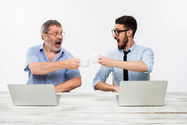 Os dois colegas que trabalham em conjunto no escritório sobre fundo branco — Fotografia de Stock