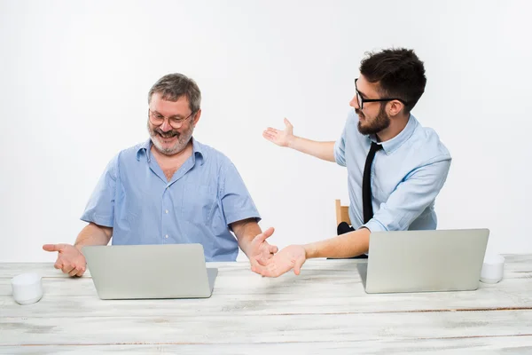 Los dos colegas que trabajan juntos en la oficina sobre fondo blanco — Foto de Stock