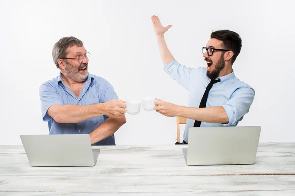 Los dos colegas que trabajan juntos en la oficina sobre fondo blanco — Foto de Stock