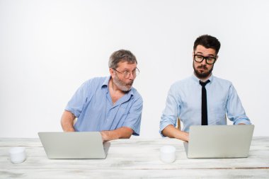 Ofiste birlikte çalışan iki arkadaşları arka plan beyaz