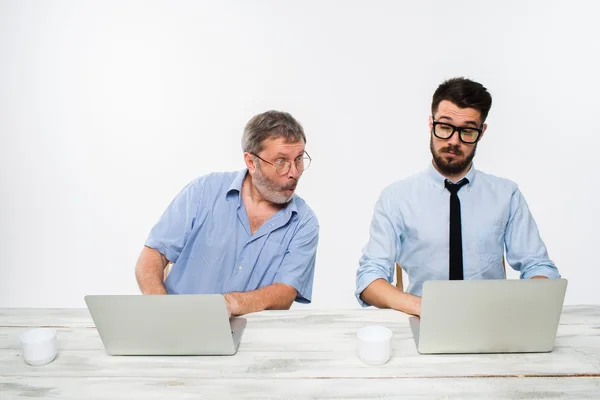 Los dos colegas que trabajan juntos en la oficina sobre fondo blanco — Foto de Stock