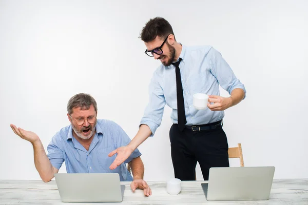 I due colleghi che lavorano insieme in ufficio su sfondo bianco — Foto Stock