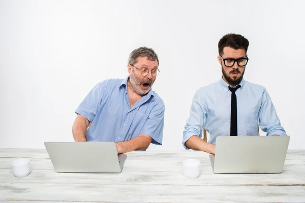 Los dos colegas que trabajan juntos en la oficina sobre fondo blanco — Foto de Stock