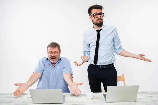 De två kollegor arbetar tillsammans på kontoret på vit bakgrund — Stockfoto