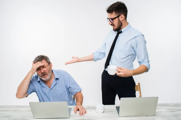 Los dos colegas que trabajan juntos en la oficina sobre fondo blanco — Foto de Stock