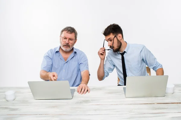 Os dois colegas que trabalham em conjunto no escritório sobre fundo branco — Fotografia de Stock