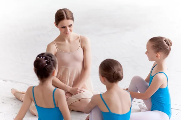 Tre små ballerinor dans med personliga balett lärare i dansstudio — Stockfoto