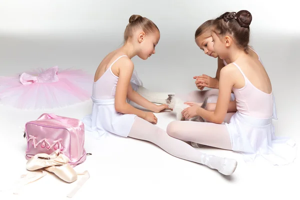 Tres niñas de ballet sentadas y posando juntas — Foto de Stock