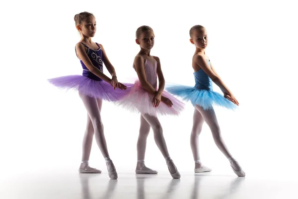 Trois petites ballerines dansant en studio de danse — Photo