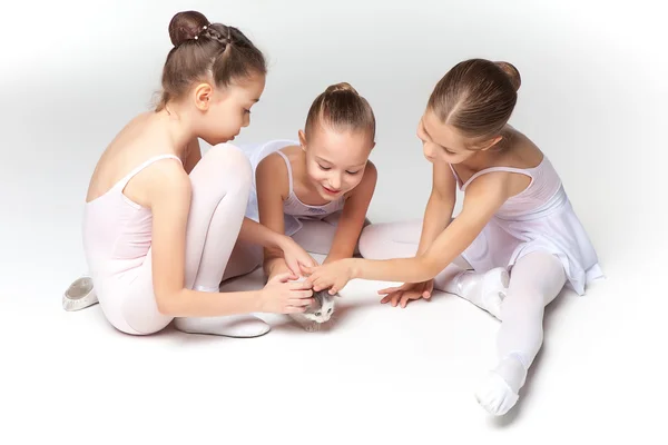 Tres niñas de ballet sentadas y posando juntas — Foto de Stock