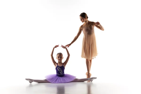 La pequeña bailarina bailando con el profesor de ballet personal en el estudio de baile —  Fotos de Stock
