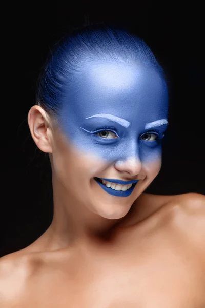 Portret van een vrouw die is poseren bedekt met blauwe verf — Stockfoto