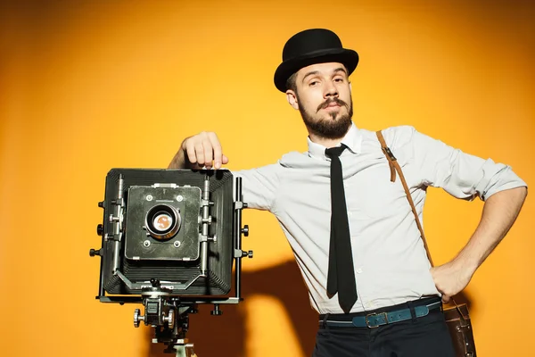 Joven con cámara retro — Foto de Stock