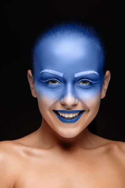 Retrato de una mujer posando cubierta de pintura azul —  Fotos de Stock