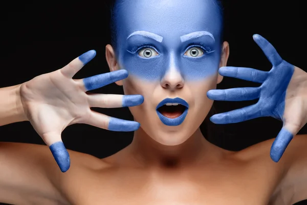 Retrato de una mujer posando cubierta de pintura azul — Foto de Stock