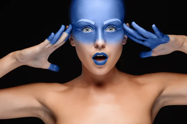 Retrato de una mujer posando cubierta de pintura azul — Foto de Stock