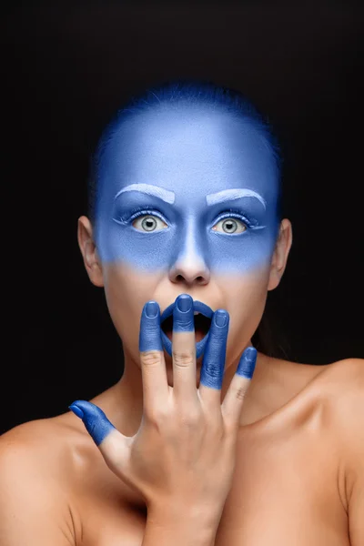 Retrato de una mujer posando cubierta de pintura azul — Foto de Stock