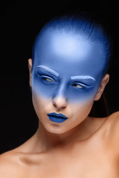 青いペンキで覆われて提起されている女性の肖像画 — ストック写真