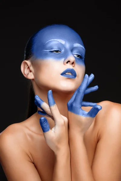 Portré egy nőt, aki vet fedett kék festékkel — Stock Fotó