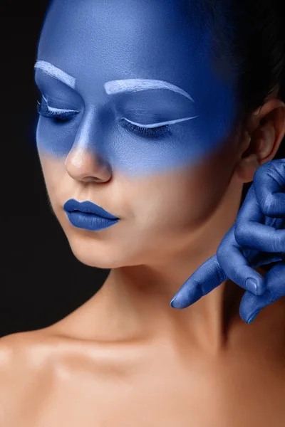 Retrato de uma mulher que está posando coberta de tinta azul — Fotografia de Stock