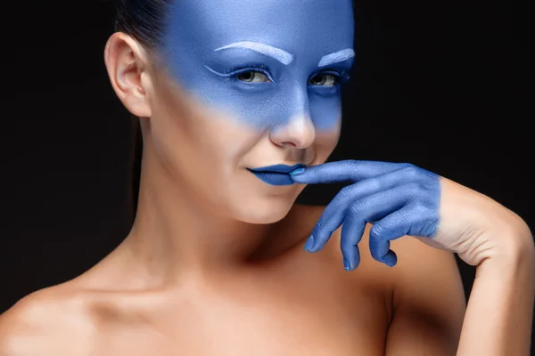 Portrait of a woman who is posing covered with blue paint — Stock Photo, Image