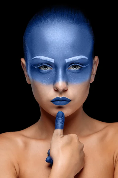Портрет женщины, которая позирует покрытой синей краской — стоковое фото