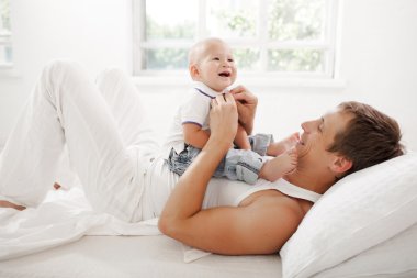 Dokuz aylık oğlu evde yatakta genç Baba