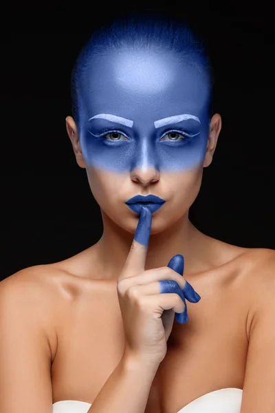 Retrato de uma mulher que está posando coberta de tinta azul — Fotografia de Stock