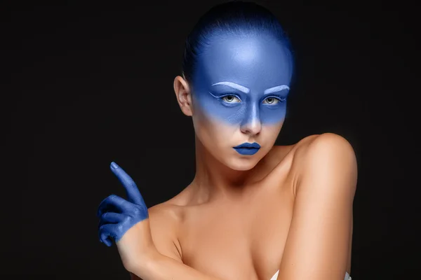 Portrait of a woman who is posing covered with blue paint — Stock Photo, Image