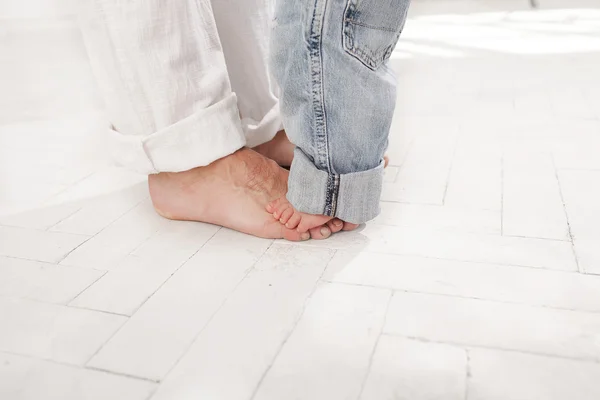 The daddys and his nine months old son feet — Stock Photo, Image