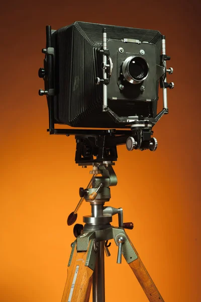 Vintage retro camera on a tripod — Stock Photo, Image