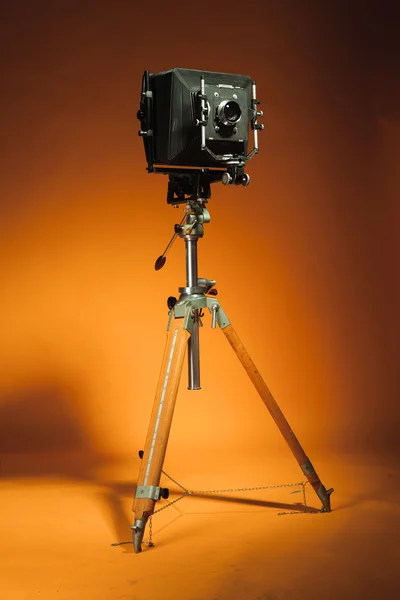 Vintage retro camera on a tripod — Stock Photo, Image